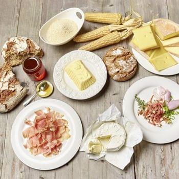 Kärnten genießen Auswahl an Südtiroler Spezialitäten mit Käse, Brot, Schinken, Butter, Mais und Honig